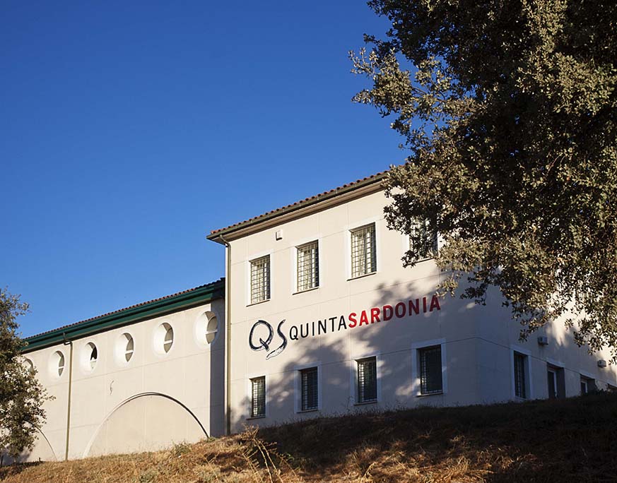 Exterior view of the Quinta Sardonia property on a sunny day